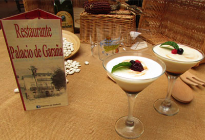 Flan de queso y caramelo con frutos del bosque del Hotel Restaurante Palacio de Garaña
